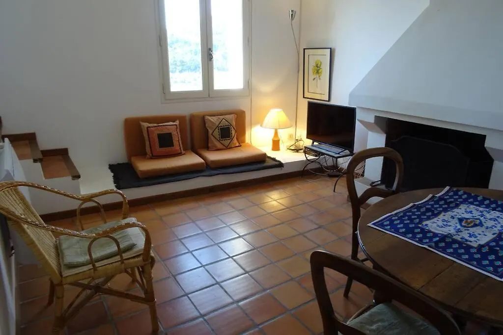 Hébergement de vacances Jolie Maison Au Pied Du Chateau Du Barroux Le Barroux France